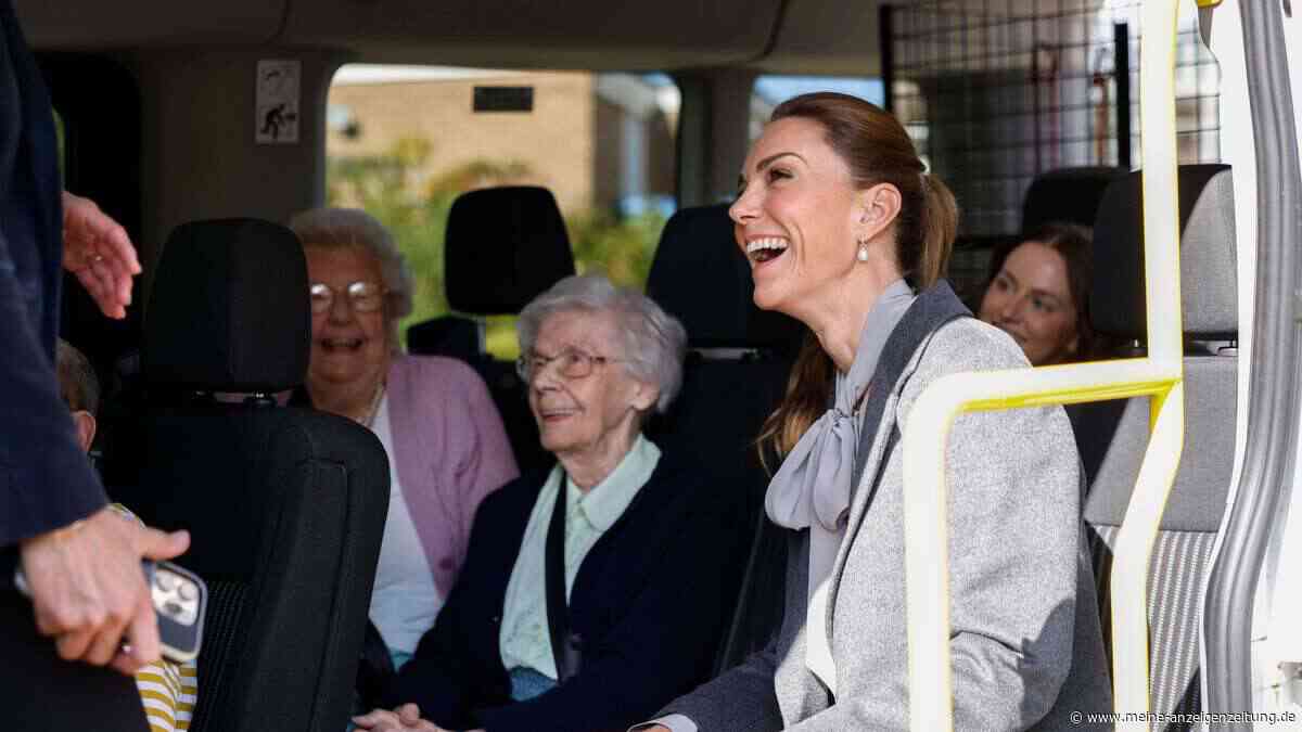 Alle einsteigen! Prinzessin Kate begleitet Senioren im Kleinbus zum Mittagessen