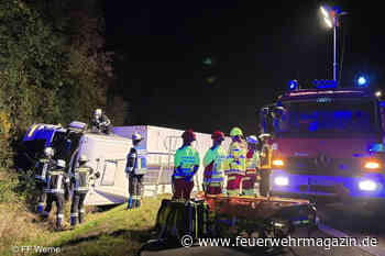Feuerwehr öffnet Lkw-Windschutzscheibe für Fahrerrettung