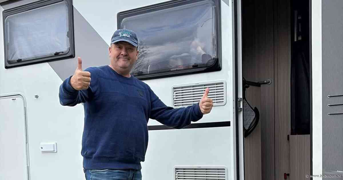 Vakantie begint voor André met de luifel uit en koffie buiten op tafel