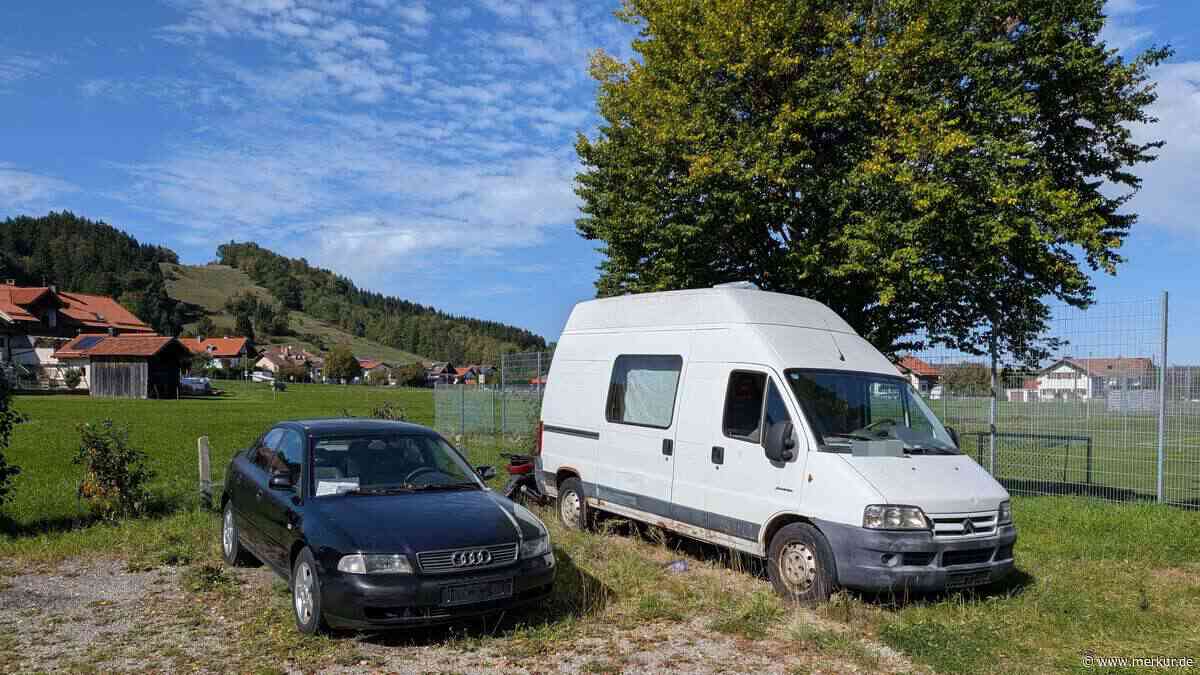 Rostiger Citroën, Audis ohne Kennzeichen und ein verwaister Motorroller: Autofriedhof gibt Rätsel auf