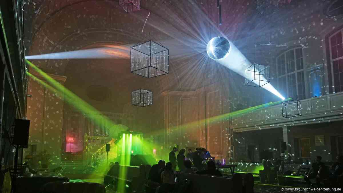 Eintauchen in Lichtwelten: Spektakuläre Effekte in Braunschweiger Kulturkirche