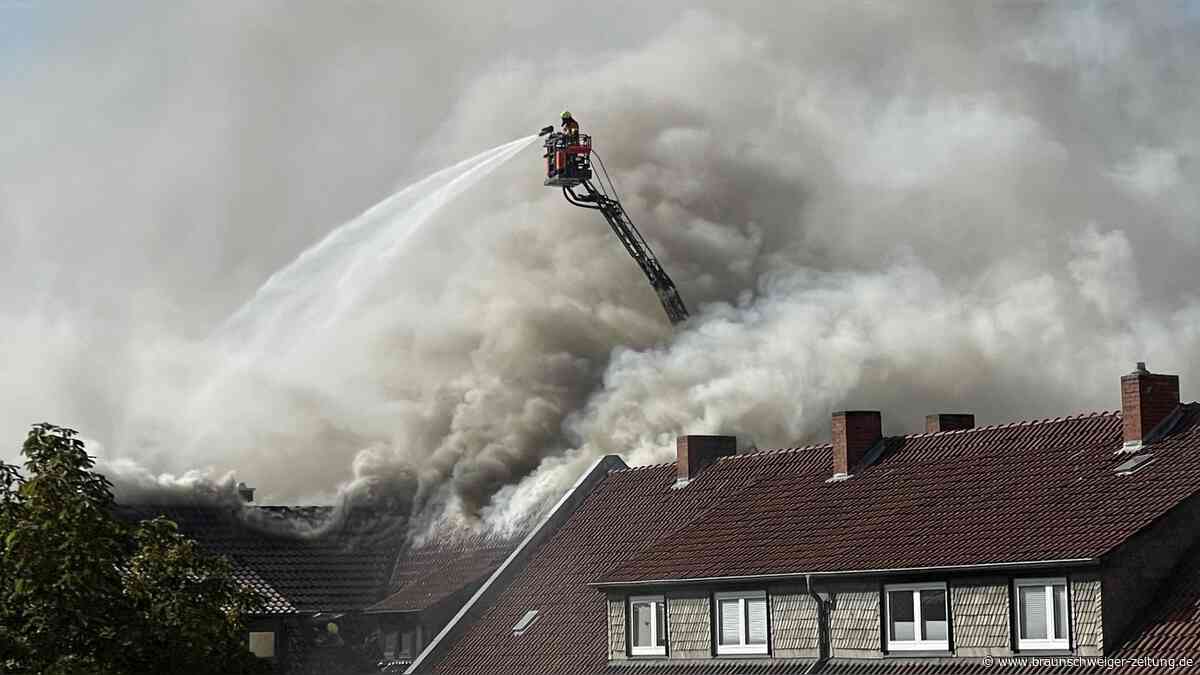 Zwei Verletzte bei Dachstuhlbrand im Östlichen Ringgebiet – Feuer unter Kontrolle