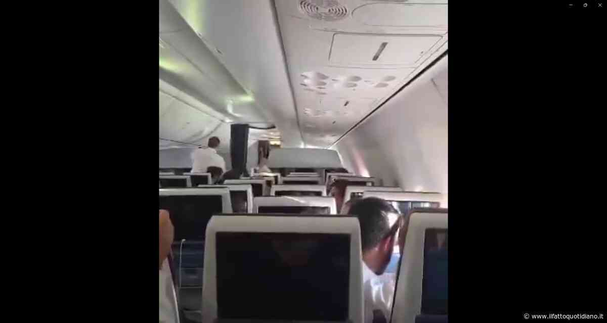 Volo Dubai-Tel Aviv: le urla mentre l’aereo perde quota, poi l’intervento di alcuni passeggeri per bloccare la lite tra i piloti. Il video
