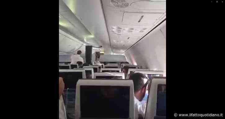 Volo Dubai-Tel Aviv: le urla mentre l’aereo perde quota, poi l’intervento di alcuni passeggeri per bloccare la lite tra i piloti. Il video