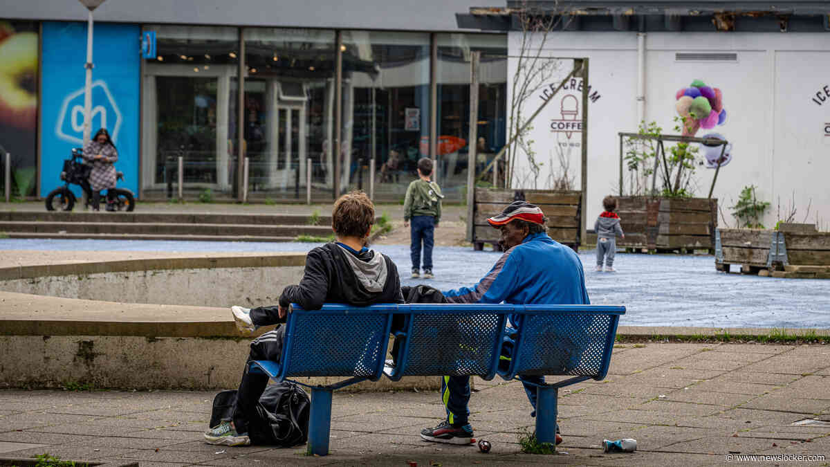 Junks zijn de baas op Amsterdams plein, buurt gaat al vijftien jaar gebukt onder overlast: ’Poep druipt langs de muur’