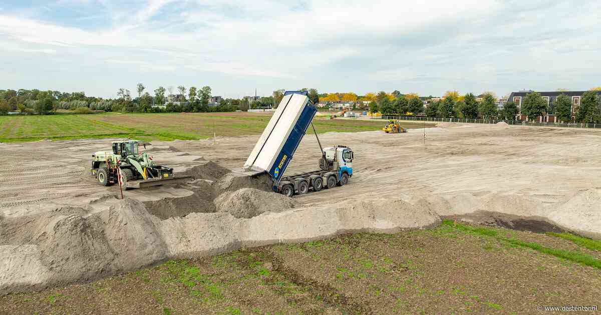 Met laag van 3 meter zand voorkomen dat in nieuwe woonwijk Genemuiden de wegen en huizen verzakken
