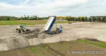 Met laag van 3 meter zand voorkomen dat in nieuwe woonwijk Genemuiden de wegen en huizen verzakken