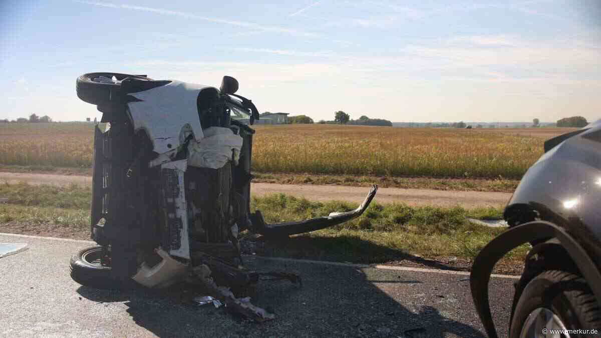 Schwerer Unfall auf Staatsstraße: Frau in Auto eingeklemmt – mehrere Verletzte