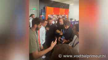 Bijzondere beelden uit Griekenland: Xavi belaagd voor foto's na persconferentie