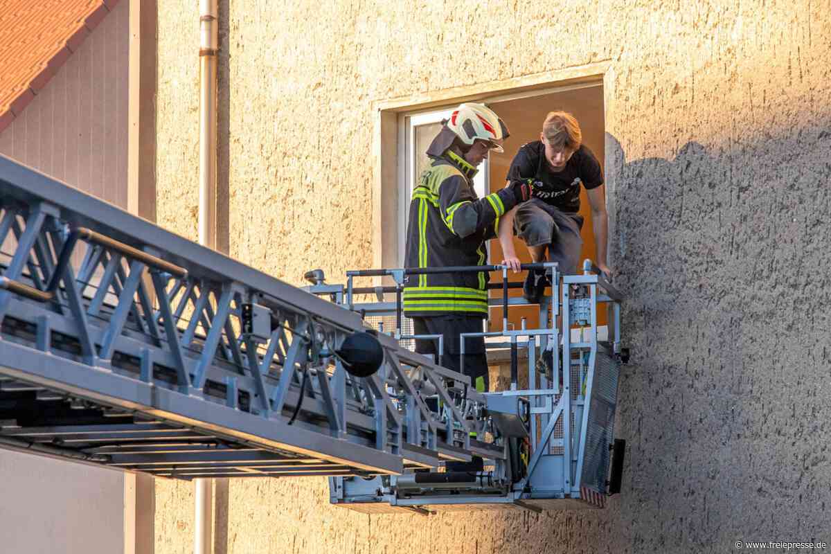 Übung im Erzgebirge wird zur Mutprobe: Spektakuläre Rettung aus dem dritten Stock