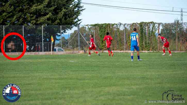 Esultano per il gol, sullo sfondo spunta un tifoso colto da un bisogno impellente: “Quando ho scattato non mi sono accorto di nulla” | Domeniche Bestiali