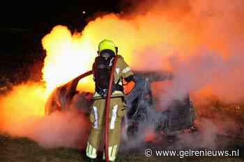 Auto volledig uitgebrand in weiland