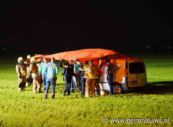 Auto vliegt uit de bocht en belandt in weiland