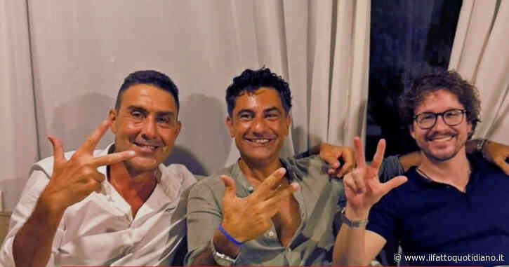 Vannacci e la foto in posa mentre fa il “tre” con le dita: il gesto caro ai neofascisti che unisce il giuramento a Hitler con “Dio, patria e famiglia”