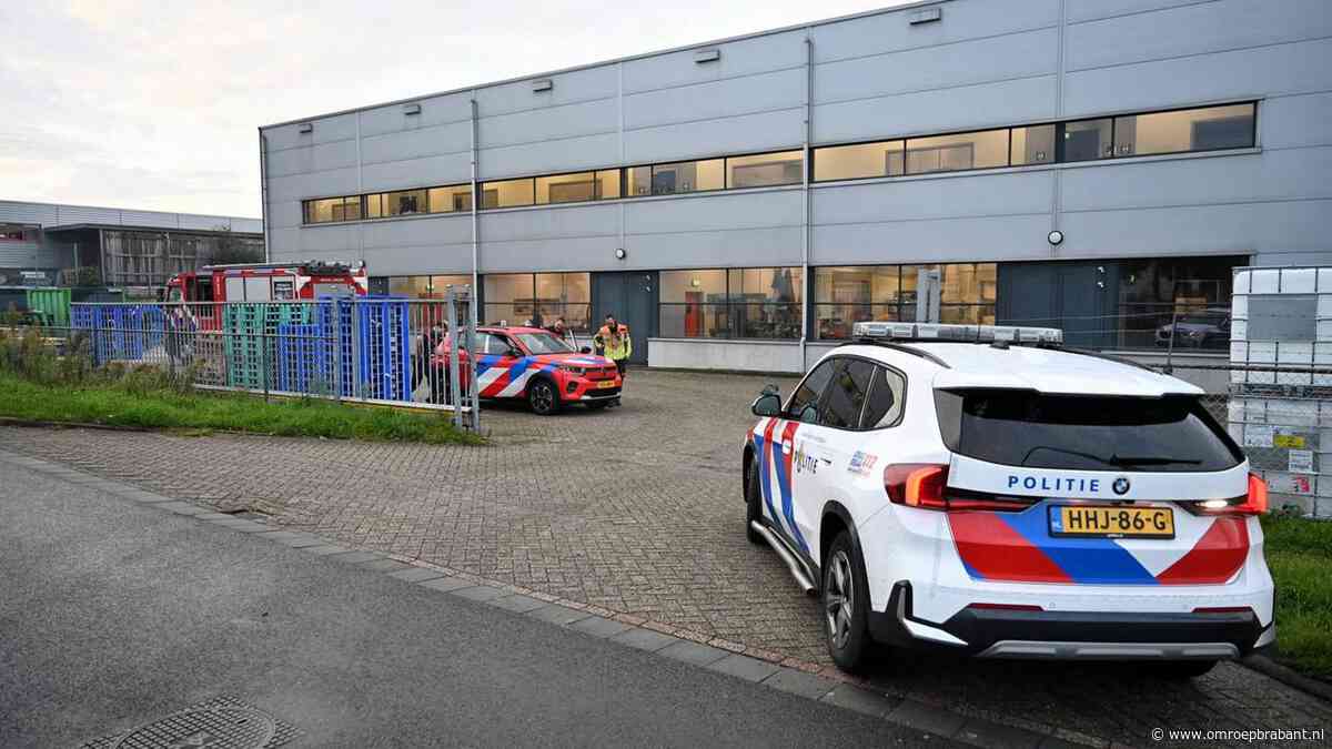 Man zwaargewond nadat zijn been vast komt te zitten in machine in Tilburg