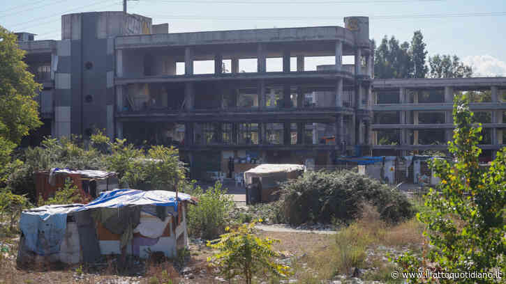 Spaccio, omicidi e guerra tra bande: viaggio nel ‘palazzo della droga’ di via Tallone a Roma. “Lo Stato non c’è, ci faremo giustizia da soli”