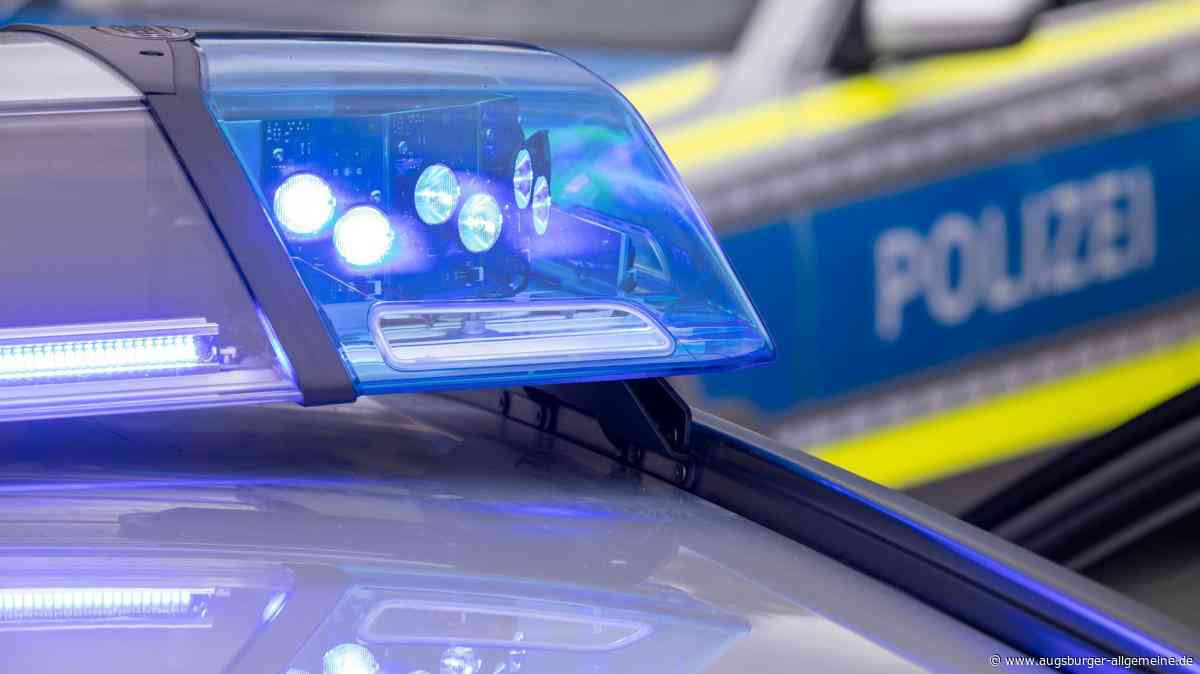 Nach Abbiegefehler: Rollerfahrer stürzt, Auto trifft Trümmer auf Gegenfahrbahn