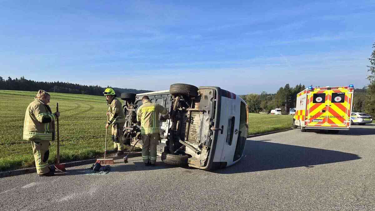 Kleintransporter kippt in Bad Endorf um: Straße gesperrt – wohl ein Verletzter