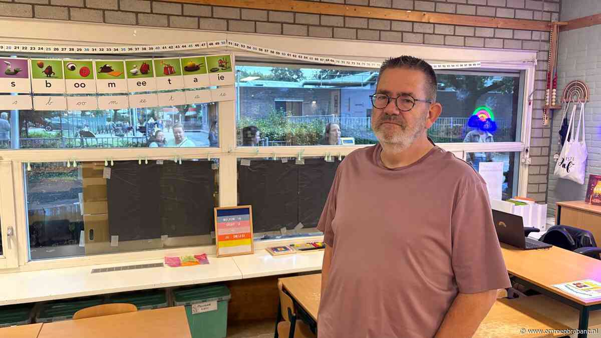 Steen door ruit van klaslokaal groep 3 in Helmond, lessen gaan door