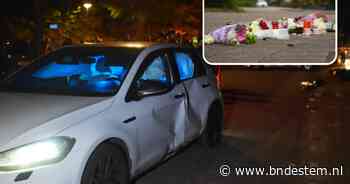 Scooterrijder (20) die gewond raakte bij ongeval in Sprang-Capelle overleden: vrienden leggen bloemen op plek van ongeval