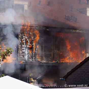 Woningbrand in Almelo: kat overleden, twaalf huizen onbewoonbaar