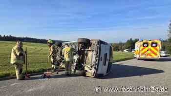 Kleintransporter kippt in Bad Endorf um: Wohl ein Verletzter – Straße wieder frei