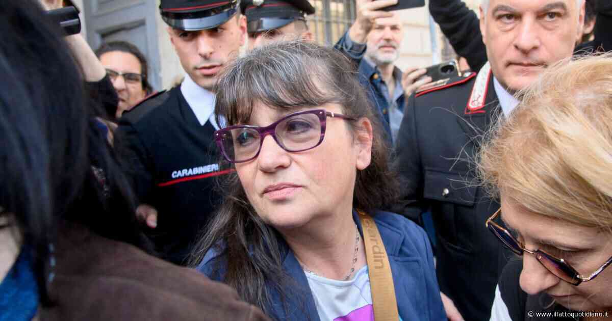 Garlasco, la madre di Sempio intercettata: “Aveva e ha ancora il 44”. Le consulenze sull’impronta della scarpa: “Ha un piede di 2 centimetri più lungo delle scarpe dell’assassino”