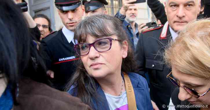 Garlasco, la madre di Sempio intercettata: “Aveva e ha ancora il 44”. Le consulenze sull’impronta della scarpa: “Ha un piede di 2 centimetri più lungo delle scarpe dell’assassino”
