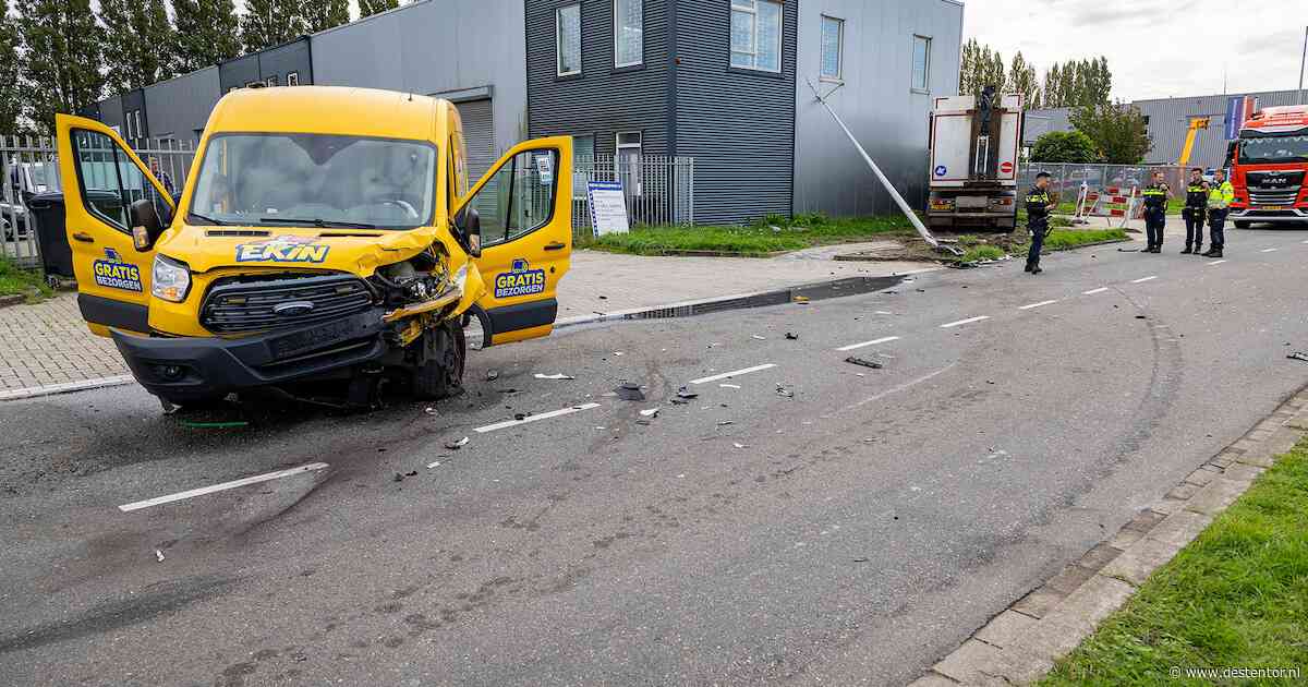 Grote schade bij ongeval tussen bestelwagen en gemeentewagen in Amsterdam
