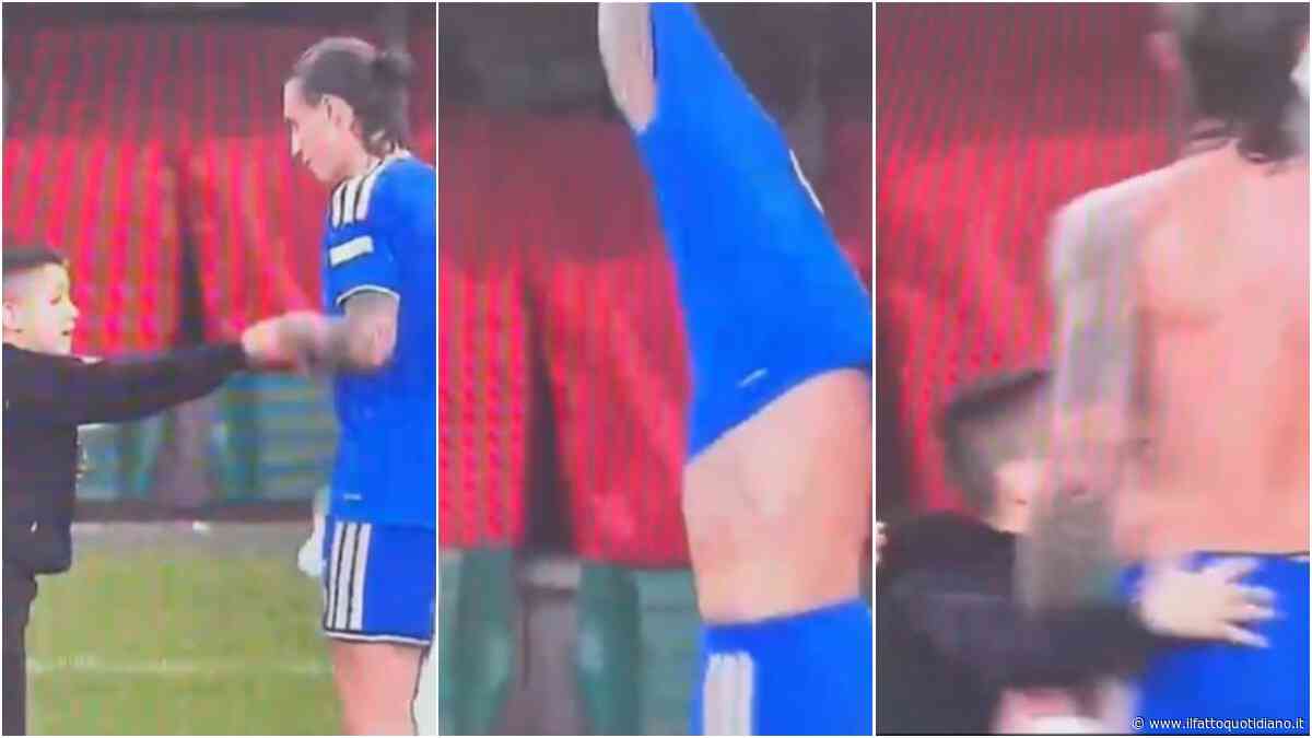 Calafiori regala la maglia della Nazionale a un bambino, poi esplode contro gli haters: “In una scena così pura andate a cercare l’errore, mi fate paura”