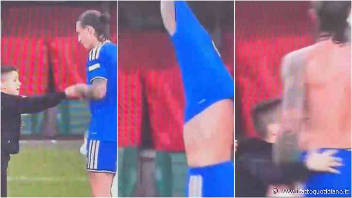Calafiori regala la maglia della Nazionale a un bambino, poi esplode contro gli haters: “In una scena così pura andate a cercare l’errore, mi fate paura”