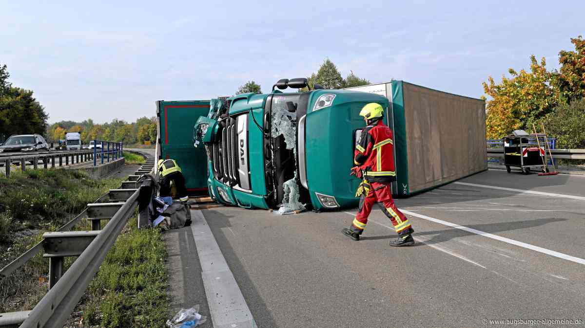 Lastwagen blockiert ganze Bundesstraße: B2 in Richtung Augsburg nach Unfall voll gesperrt