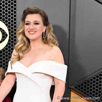 Kelly Clarkson received 'beautiful' advice from Dolly Parton after her divorce was finalised