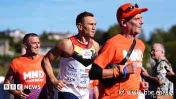 Sinfield visits Leeds Rhinos during epic challenge