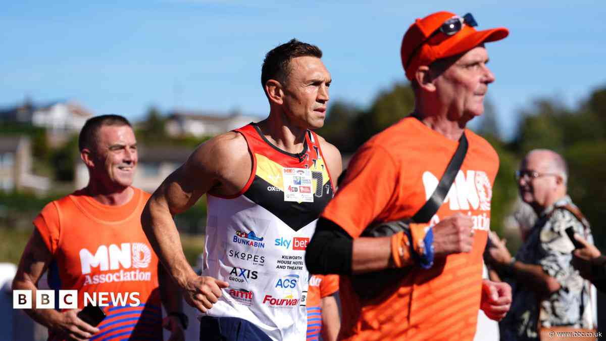 Sinfield visits Bradford Bulls during epic challenge