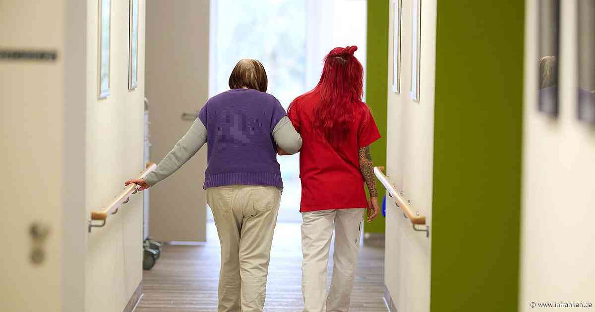 Pflegelöhne steigen - weiter Debatte über Reform