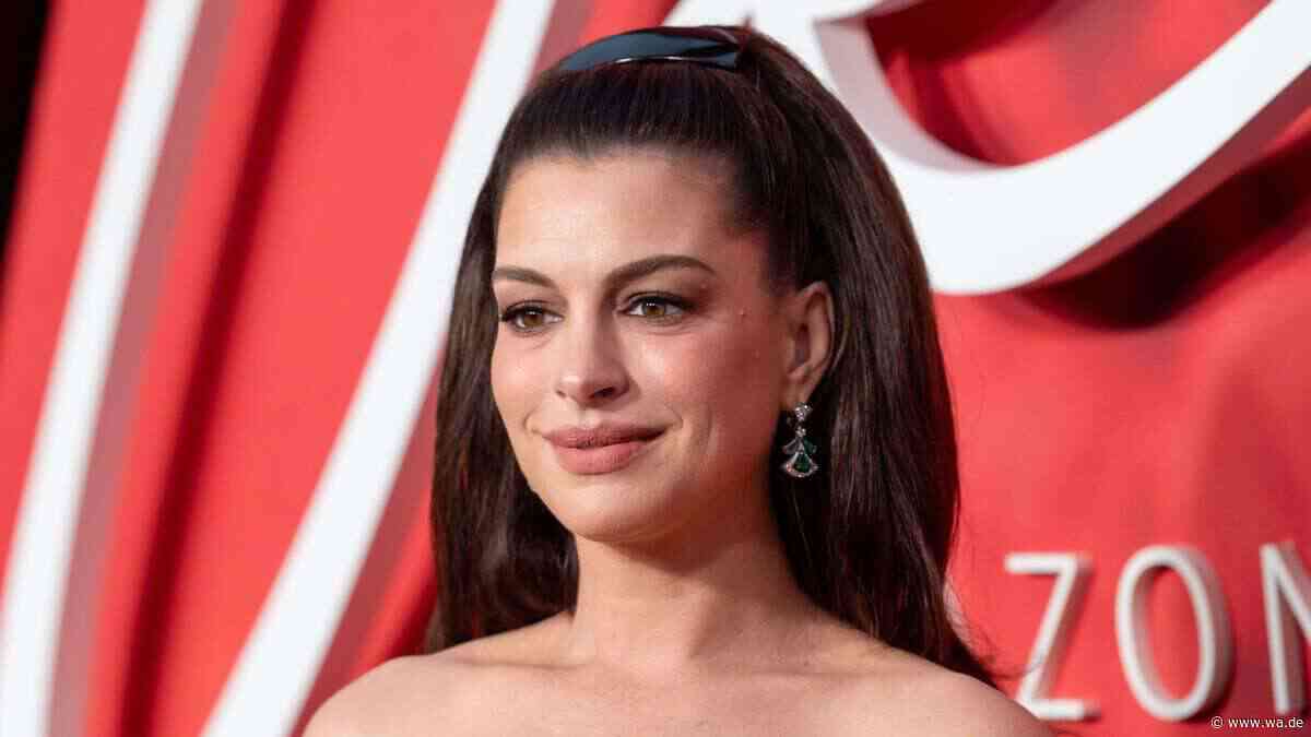 Babybauch-Auftritt: Anne Hathaway bezaubert in schwarzer Spitze