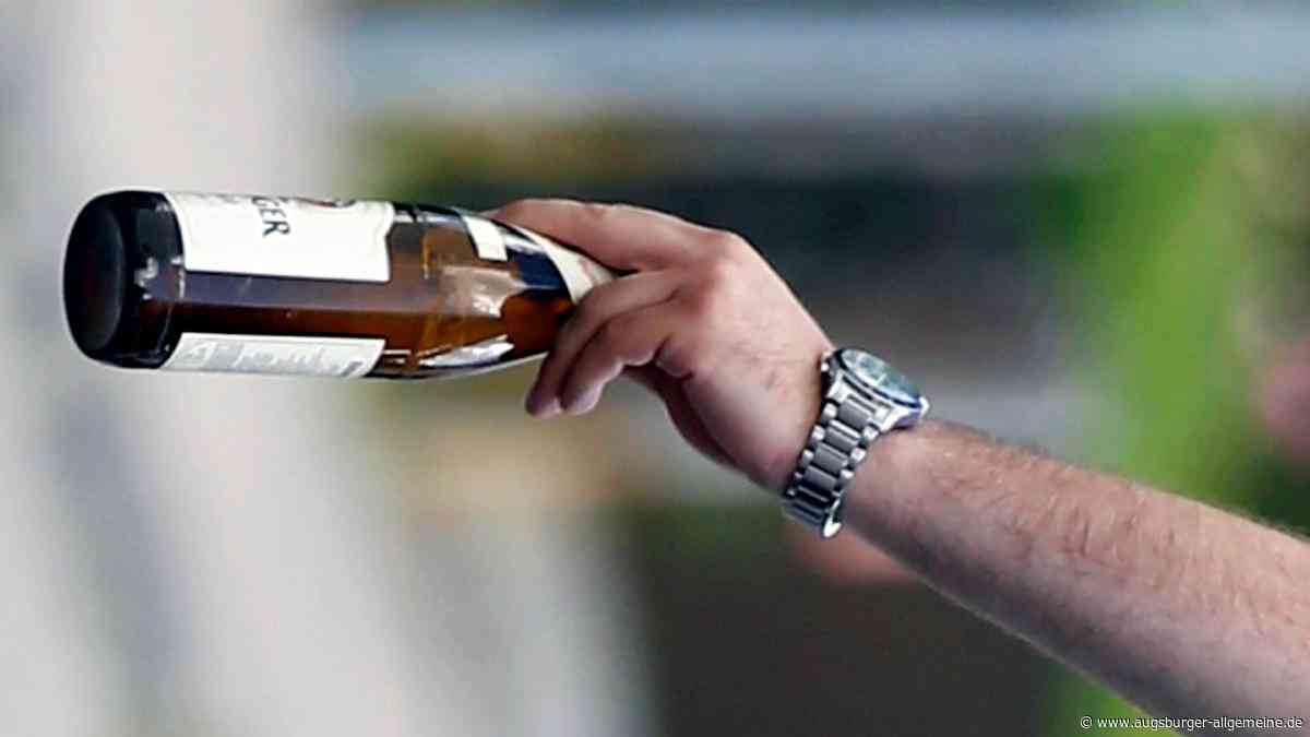Betrunkener randaliert vor Neuburg Gaststätte und greift Polizisten an