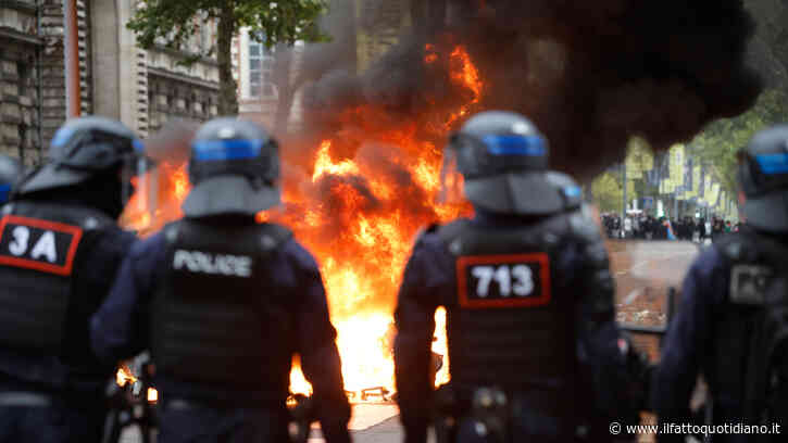 Proteste degli studenti in Francia: oltre 600 fermi, trasporti pubblici interrotto. “Un preside cosparso di benzina a Marsiglia”