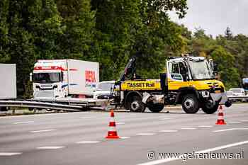 Klapband gooit zware unimog door de middenrail, automobilist botst erop