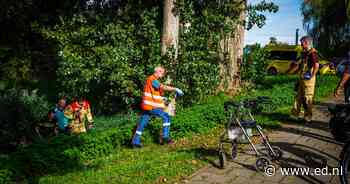Oudere vrouw met rollator belandt in vijver inEindhoven en wordt door omstanders gered
