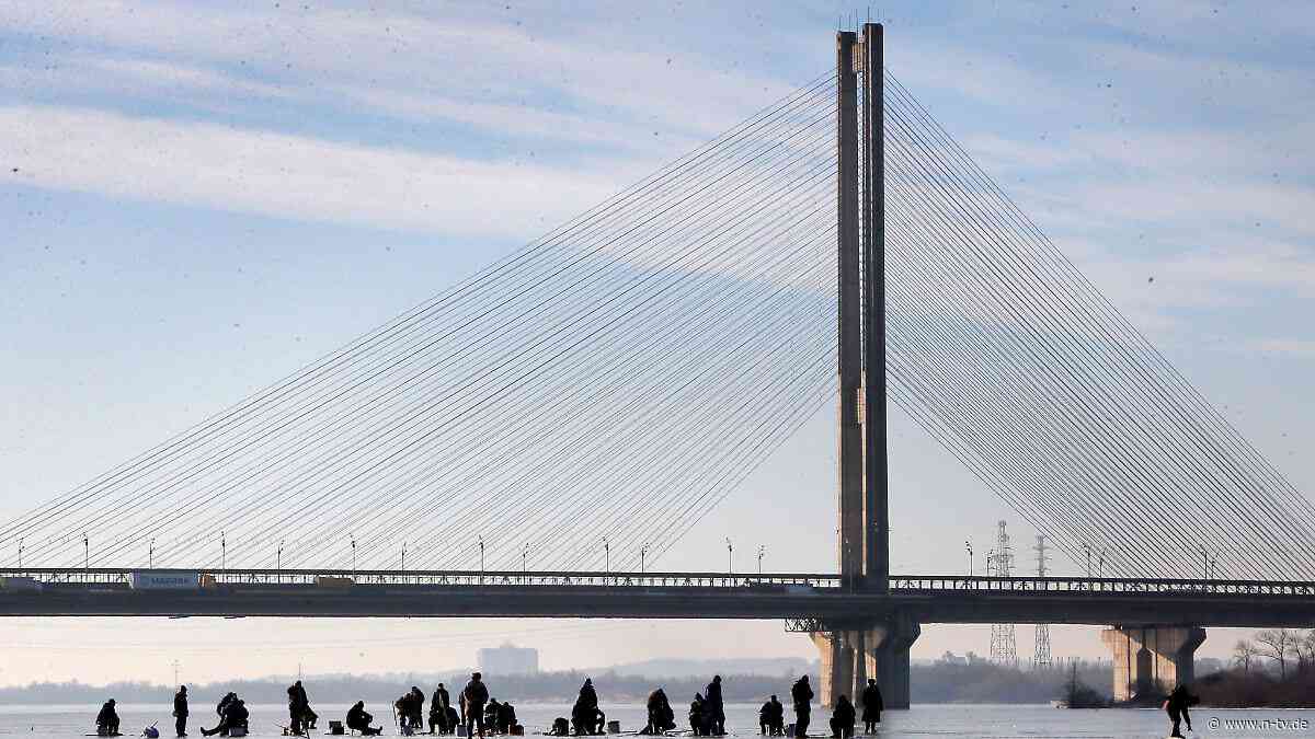 Selenskyj wird beleidigend: Russland greift große Dnipro-Brücke und Schule in Kiew an