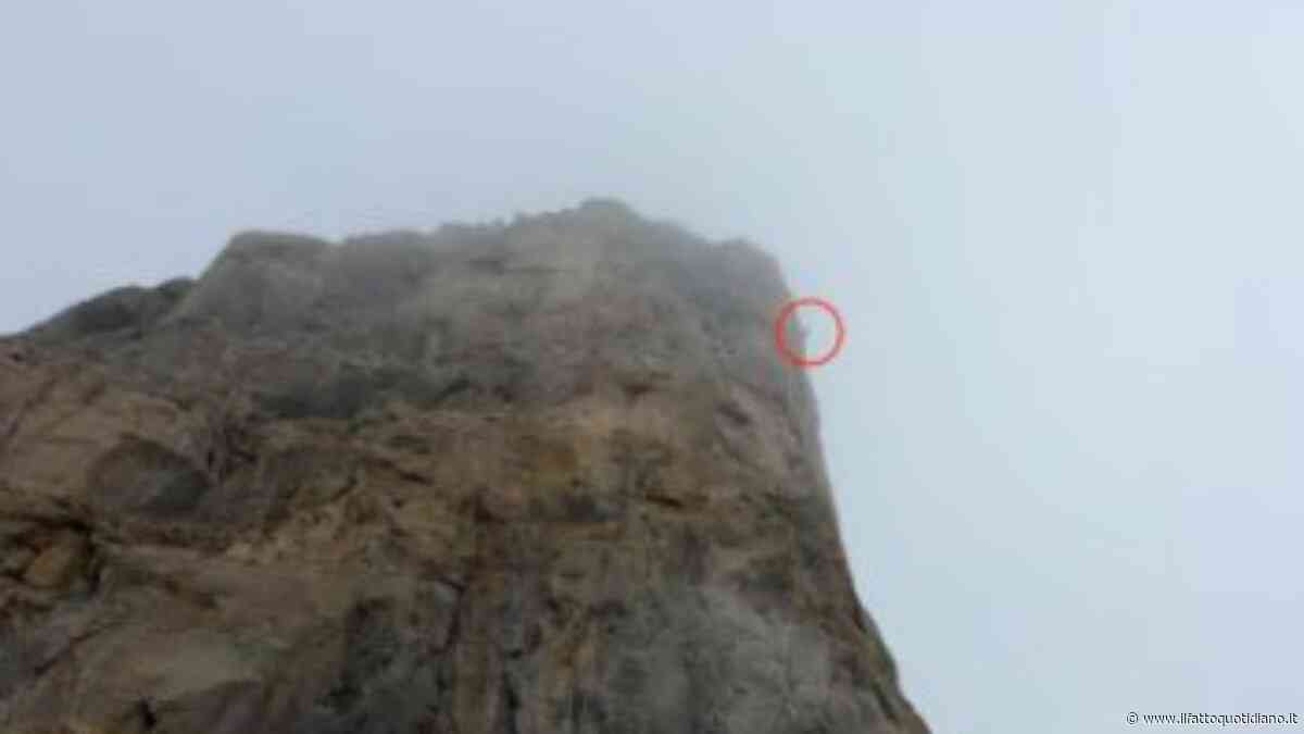 Alpinista resta per ore sospeso nel vuoto a 40 metri dalla vetta: salvato dall’elicottero, la compagna è ancora in parete