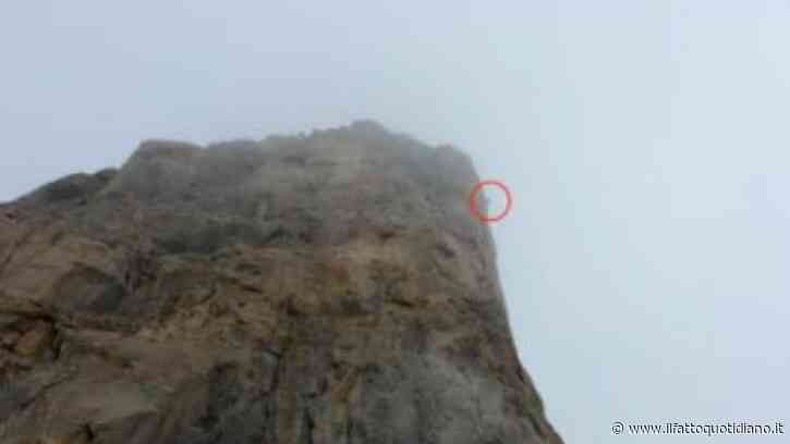 Alpinista resta per ore sospeso nel vuoto a 40 metri dalla vetta: salvato dall’elicottero, la compagna è ancora in parete