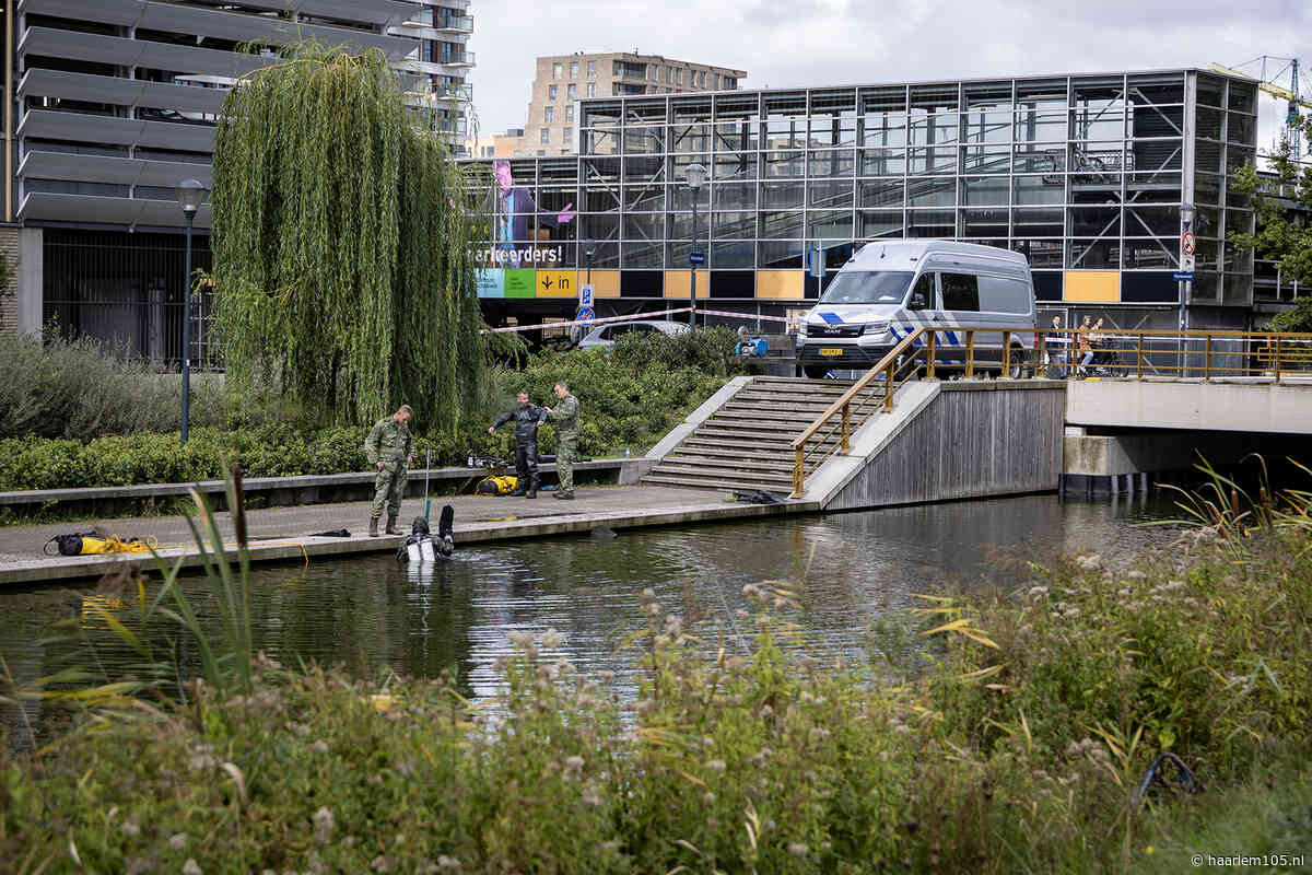 Duikers van Defensie zoeken in water langs Briandlaan in Haarlem