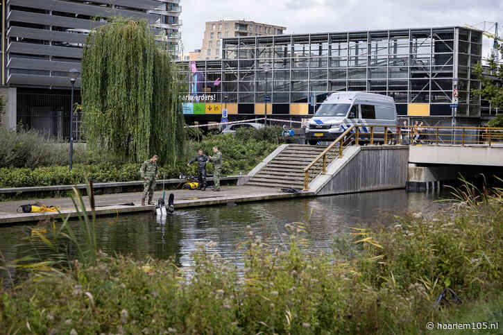 Duikers van Defensie zoeken in water langs Briandlaan in Haarlem