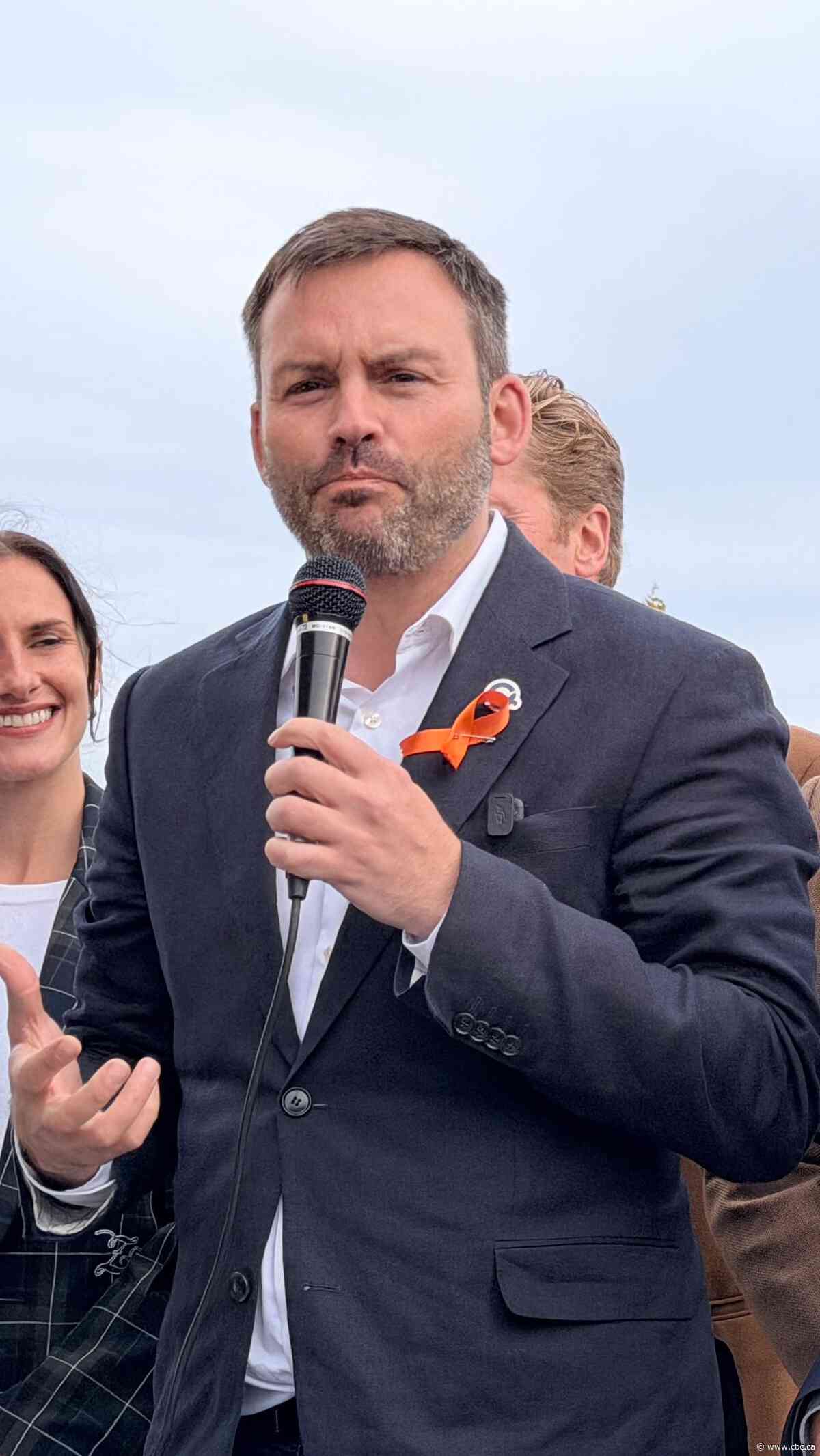 PQ kicks campaign into high gear with a 3,000km blitz across Quebec in a day
