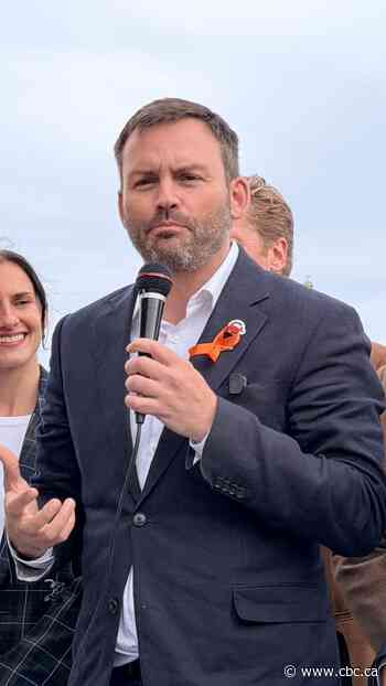 PQ kicks campaign into high gear with a 3,000km blitz across Quebec in a day