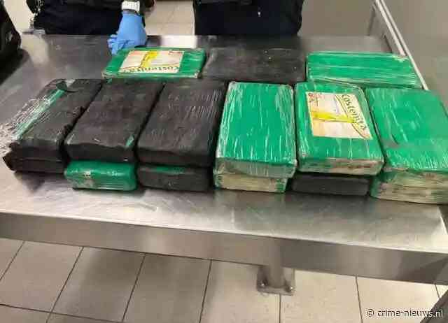 Bemanningslid gepakt op luchthaven Schiphol met 18 blokken cocaïne