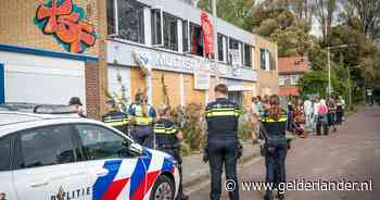 Tientallen krakers bezetten pand bij nieuwbouwproject in Arnhem, politie vraagt ze vrijwillig te vertrekken